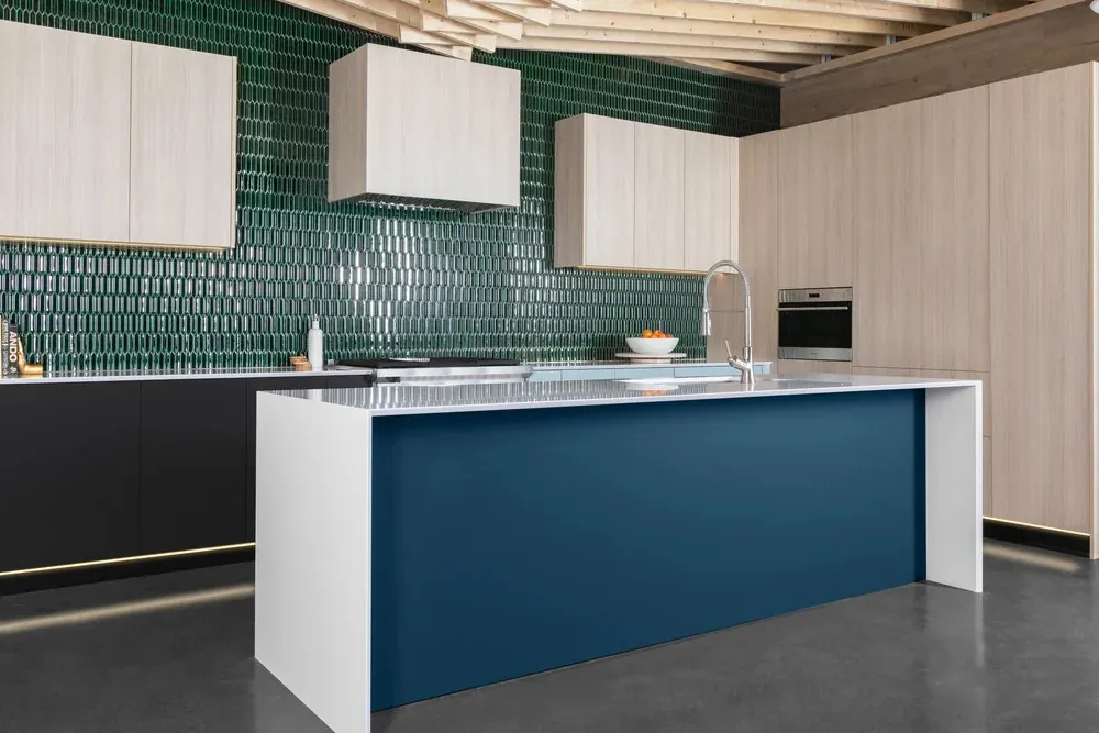 Showroom kitchen 2, Premium Line: bright and airy, with a green accent