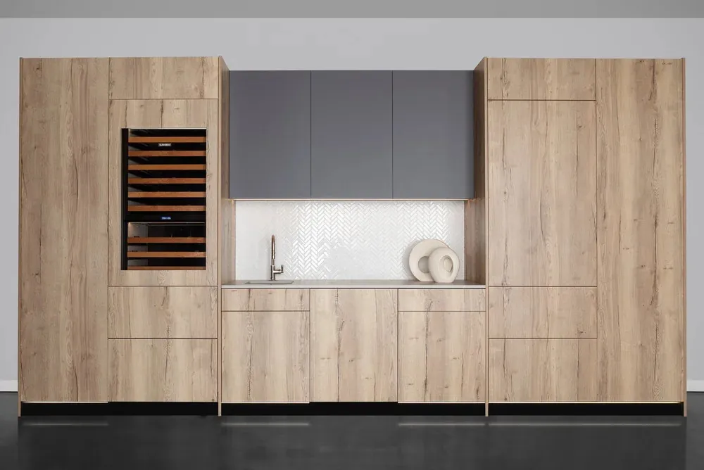 Showroom kitchen 4, Basic Line: generous storage, made for hosting