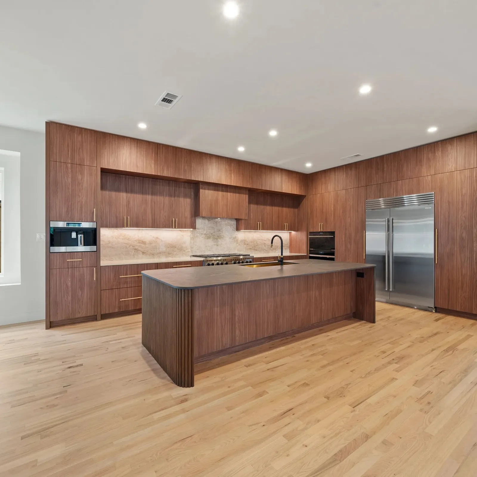 Walnut kitchen by Kabeenet for Safe House Developments